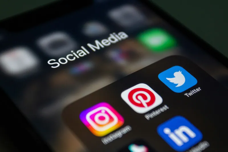 A phone screen showing a Social Media folder with the Instagram, Pinterest, Twitter and LinkedIn icons